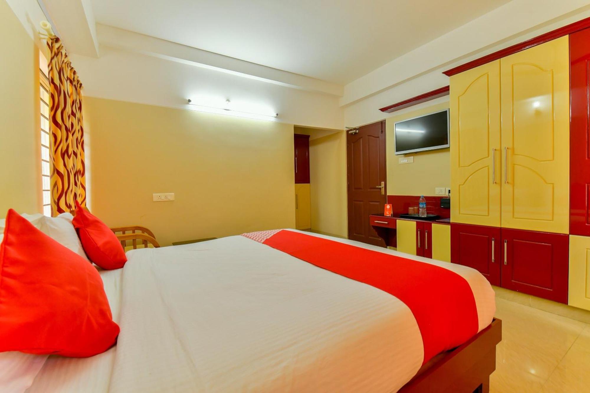 Oyo Flagship Uthradam Towers Otel Thiruvananthapuram Dış mekan fotoğraf