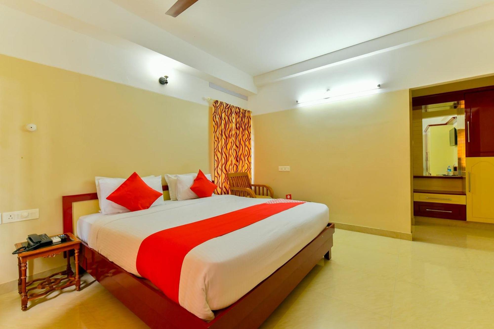 Oyo Flagship Uthradam Towers Otel Thiruvananthapuram Dış mekan fotoğraf