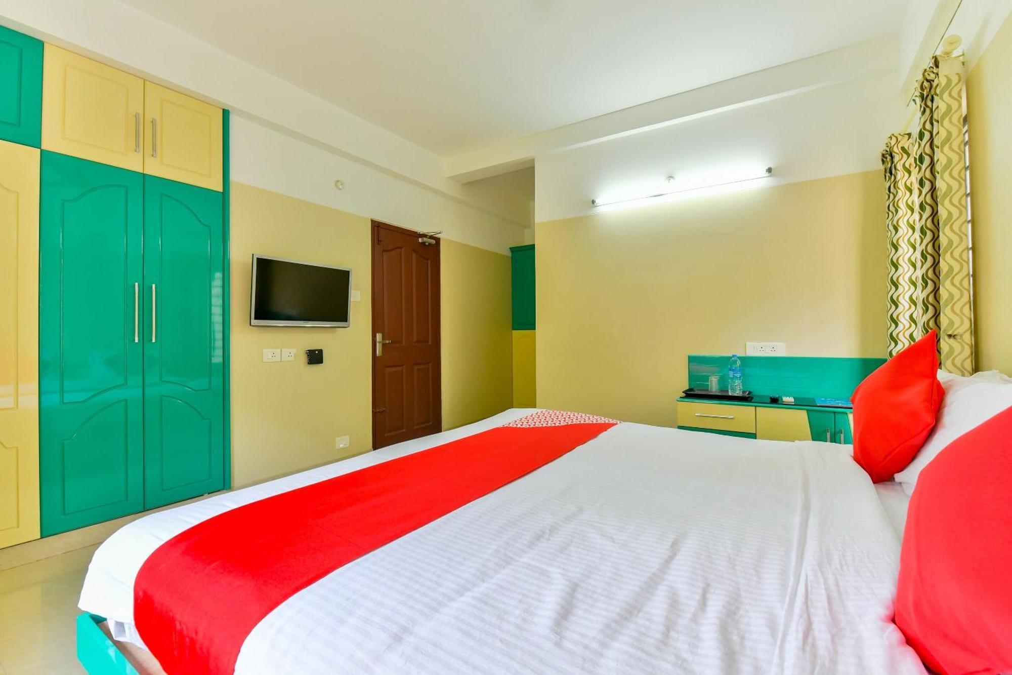 Oyo Flagship Uthradam Towers Otel Thiruvananthapuram Dış mekan fotoğraf